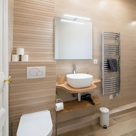 2 Bedroom Near Tour Eiffel & Trocadero Apartment